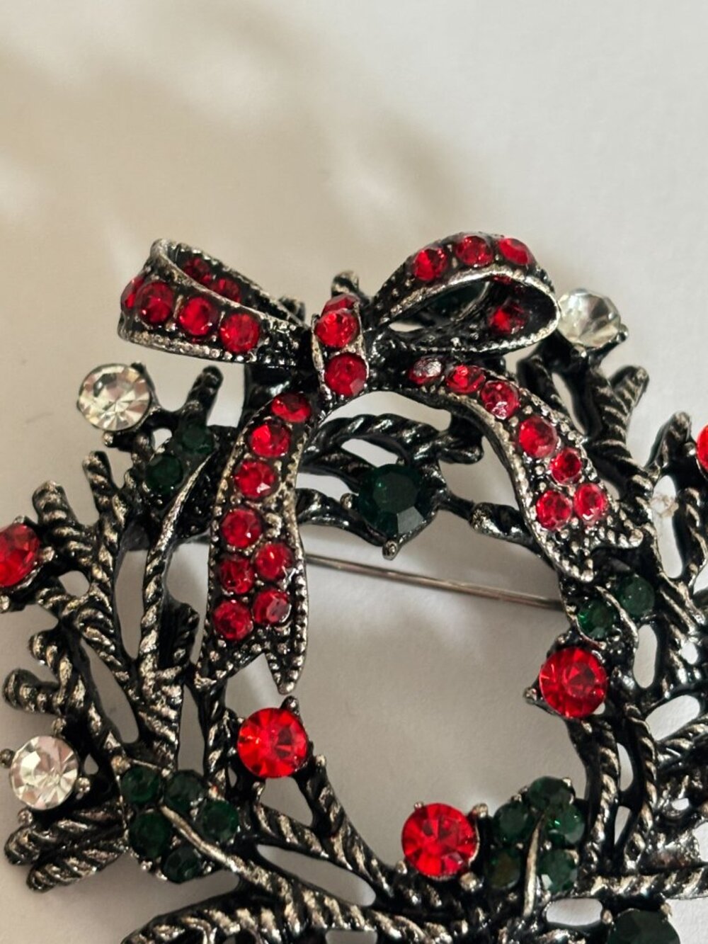 Christmas Wreath Brooch Pin Red and Green Rhinestone Holiday Jewelry Silver Tone - Picture 2 of 6